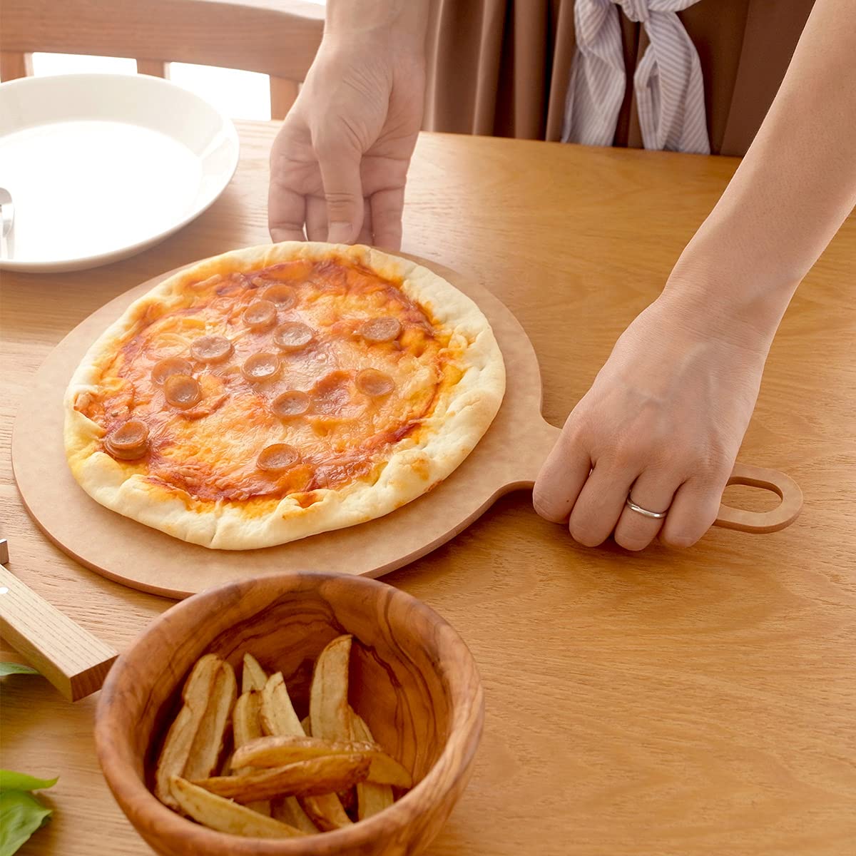 Amazon | エピキュリアン ピザボード ラウンド ハンドル付